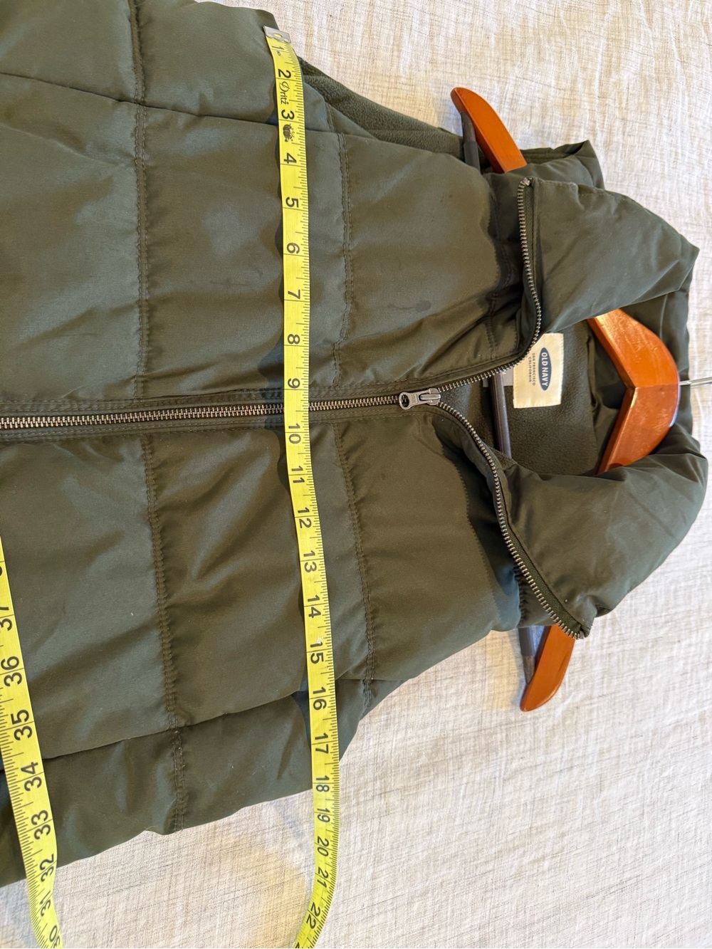 Old Navy Women's Olive Green Quilted Puffer Vest - Picture 5 of 6